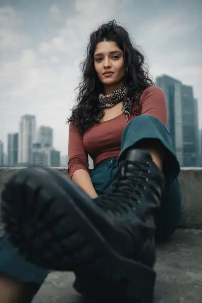 Portrait de mode urbaine sur toit avec bottes de combat pour ChatGPT