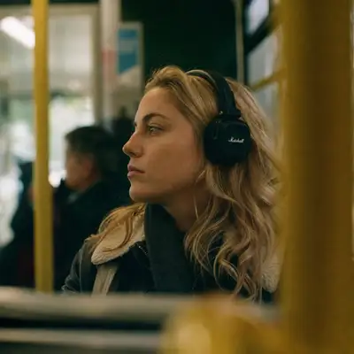 Retrato sincero en el metro con auriculares
