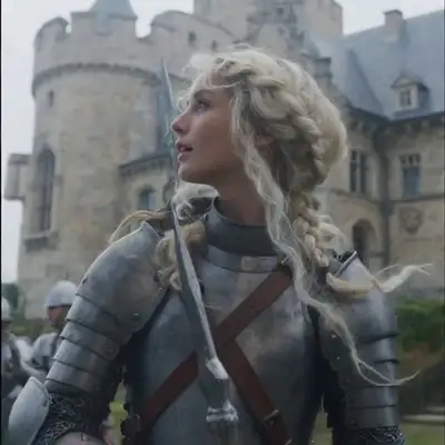 Chevalière regardant vers le château