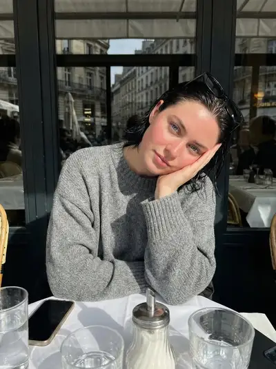 Retrato espontâneo com luz do dia num café ao ar livre em Paris