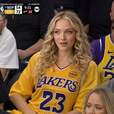 Transmissão Ultra-Realista da NBA - Prompt de Cena com Multidão