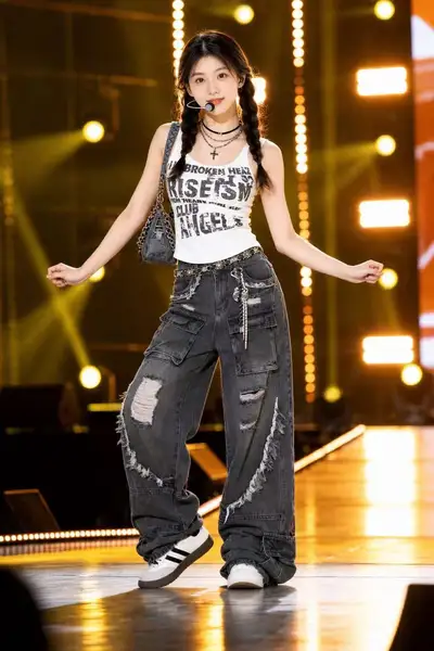 K-pop Concert Stage Performance Photo Prompt