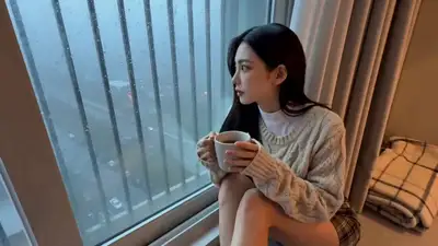 雨天窗台情侣视频提示词（Seedance 2.0）