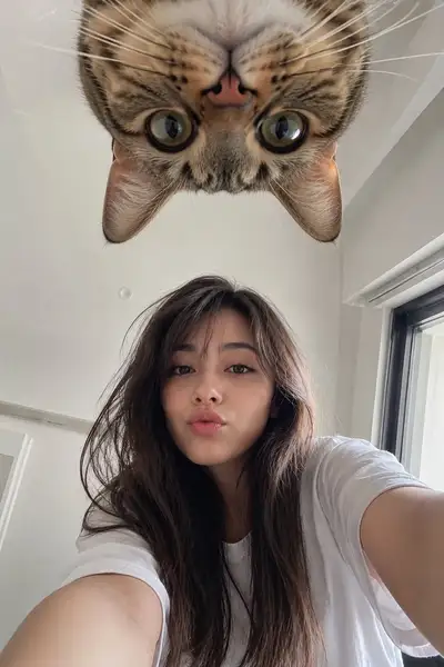 Selfie en contre-plongée avec un chat à l'envers au-dessus