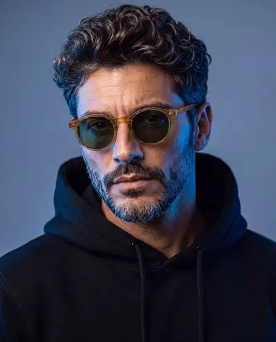 Blau beleuchtetes Studio-Hoodie-Porträt mit strenger Identitätsübertragung