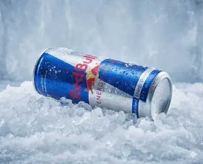 Estúdio hiper-realista de lata de Coca-Cola gelada