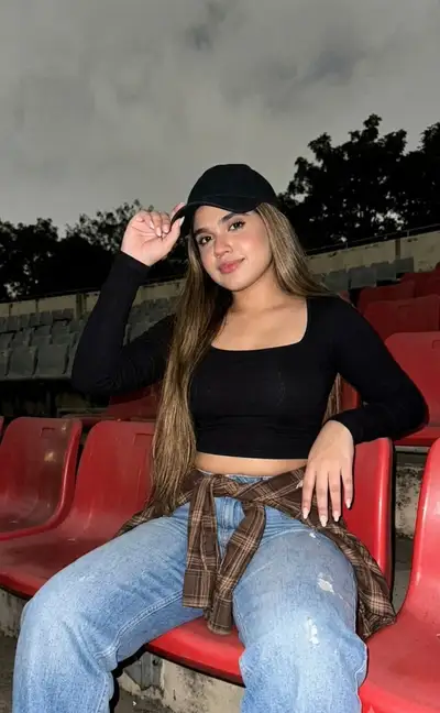 スタジアムの座席に座る女の子のストリートファッション夜景写真