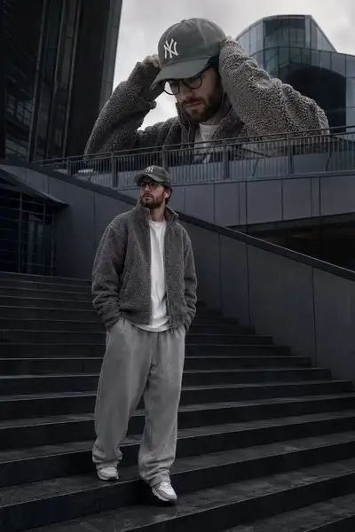 editorial cinematográfico de streetwear de lujo con una composición en cámara por capas,
