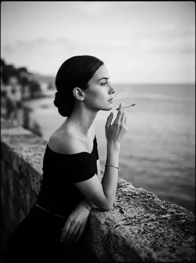 Retrato cinematográfico em preto e branco à beira-mar