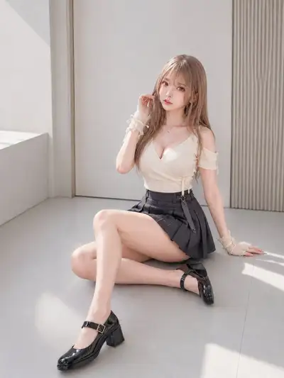 白い部屋の床でのミニマルなプリーツスカートポートレート