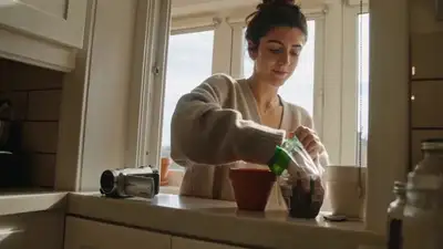 Vlog aconchegante de cuidados com plantas com estética de câmera mini DV de mão