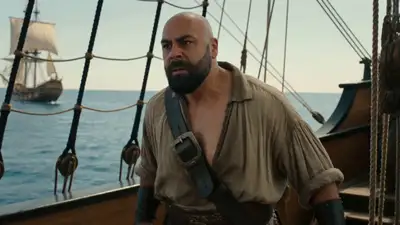 Cena cinematográfica de abordagem pirata onde senhoras idosas tricotando revidam