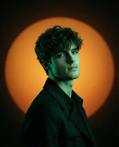 Minimalistisches Mode-Editorial-Porträt mit grünem Gel-Licht