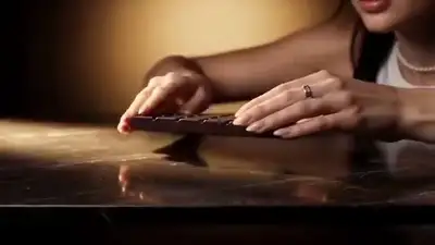 Comercial de chocolate de luxo com chocolate derretido em cascata