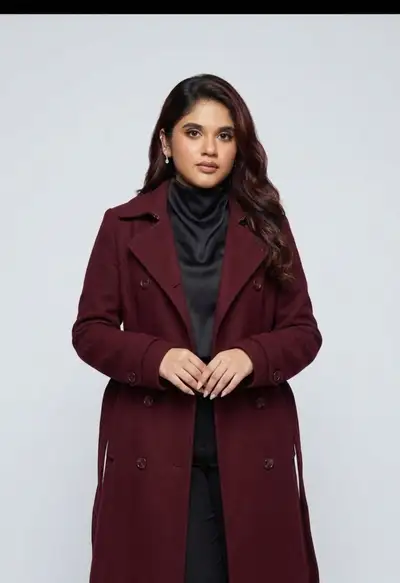 Portrait de studio photoréaliste d'une femme en manteau bordeaux