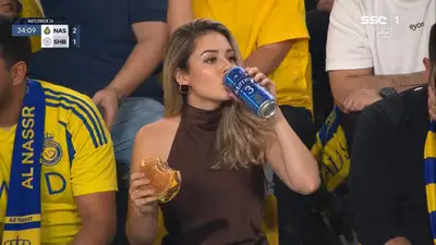 Ultra-realistisches Sport-Broadcast-Standbild in einer Stadionmenge