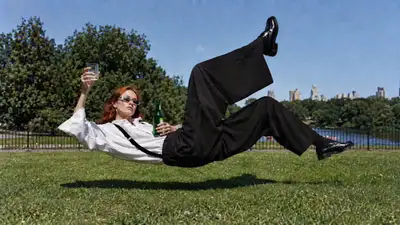 Mulher levitando em um parque, órbita de 360 graus (Seedance 2.0)