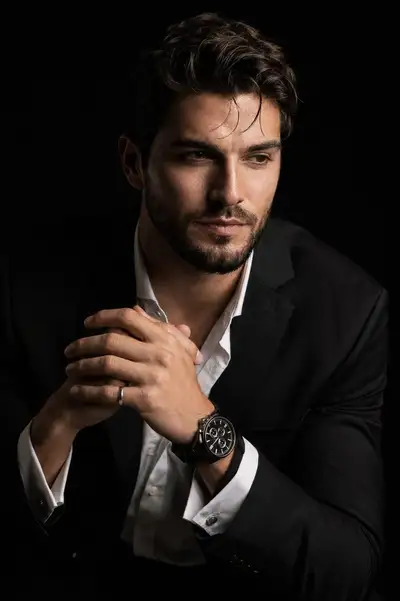 Retrato dramático de claroscuro con reloj y traje negro