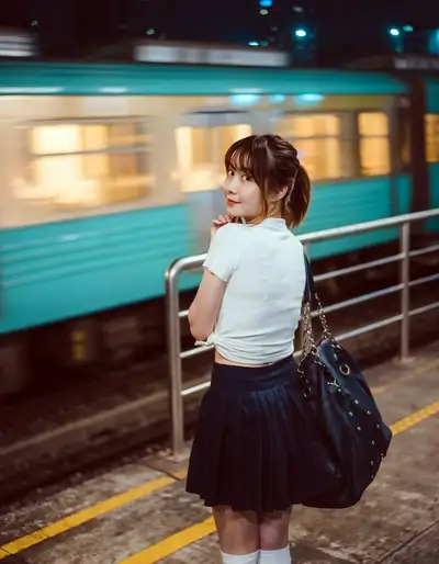 Modèle de portrait nocturne en gare