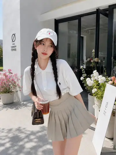韓国風カフェのライフスタイルポートレート、ピースサイン付き