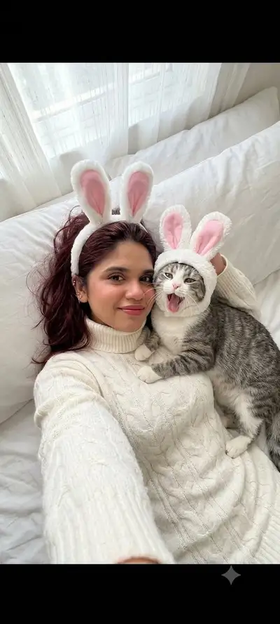 Gemütliches Morgen-Selfie mit Katze im Hasen-Einteiler