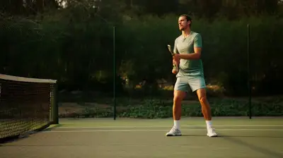 モーションブラーのエネルギーを纏うテニス選手のバックハンドショット