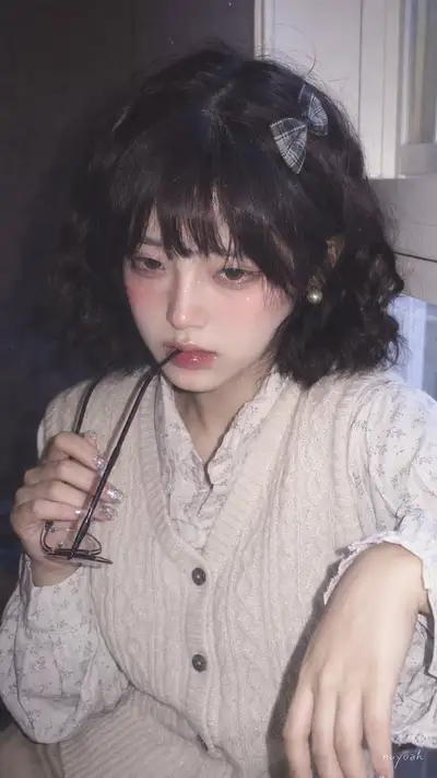 日式复古大头贴闪光灯肖像，眼镜贴唇