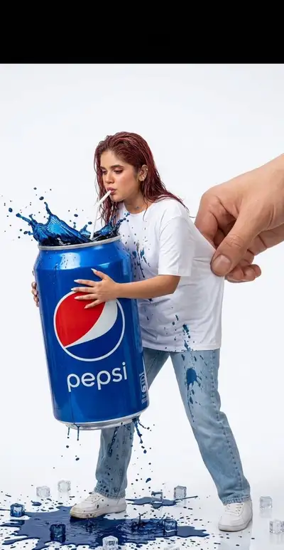 Géante canette Pepsi - Photo d'action surréaliste