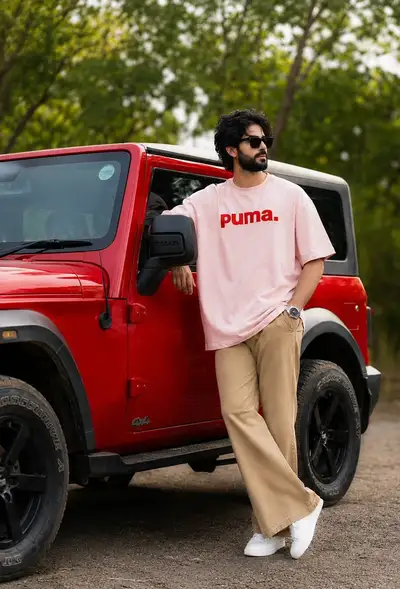 Retrato editorial de moda urbana con SUV roja (con plantilla)