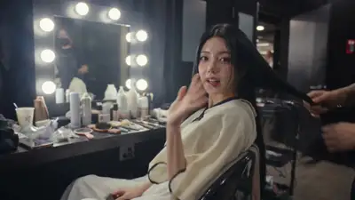 化粧台の鏡の前でヘアスタイリングをする、リラックスしたビューティーVlog
