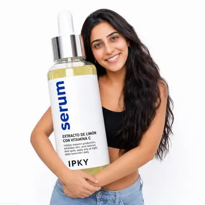 Eine junge Latina mit langen, lockigen dunkelbraunen Haaren, in einem schwarzen Crop-Top