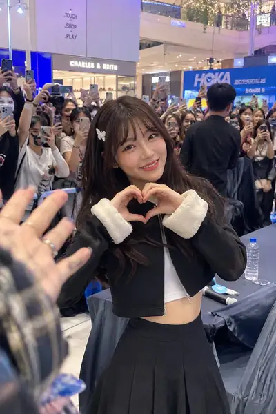 Candid Fan Event Portrait Prompt