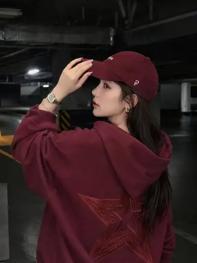 Portrait de mode streetwear dans un parking souterrain