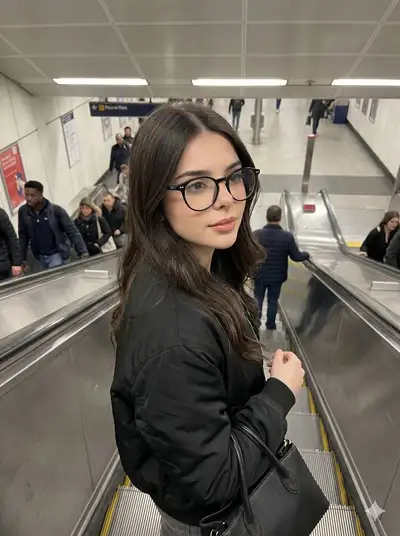 Candid-iPhone-Style-Foto auf einer Rolltreppe