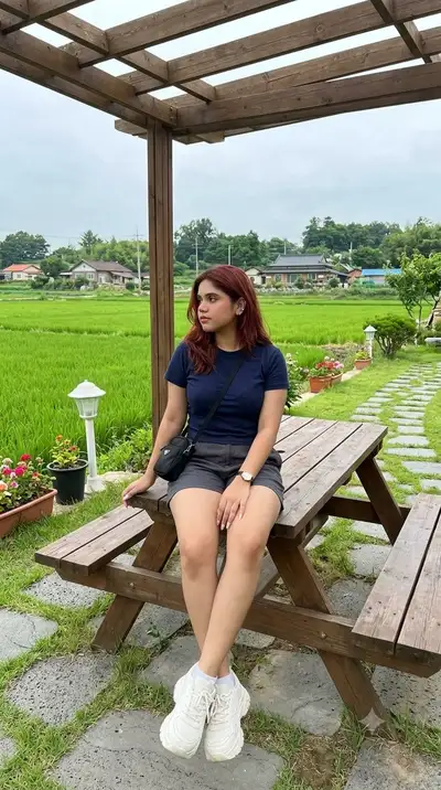 Realistisches Candid-Foto einer Frau in Reisfeldern