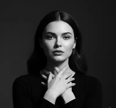 Dramatisches Schwarz-Weiß-Minimalportrait mit Kinn-auf-Hand-Pose
