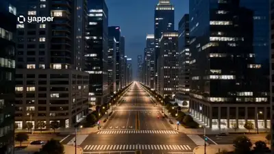 夜の現代都市を突き破って現れる巨大な発光する木