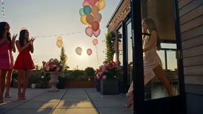 Video comercial de 15 segundos de fiesta de cumpleaños en la terraza estilo Gen Z