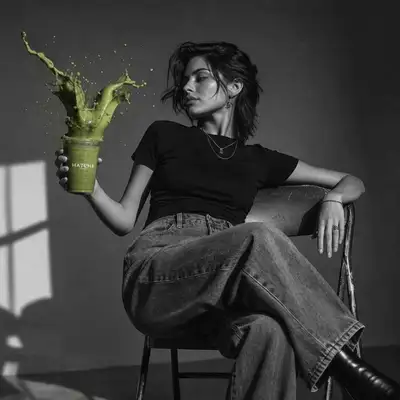 Anúncio de moda de luxo cinematográfico com respingo de matcha congelado
