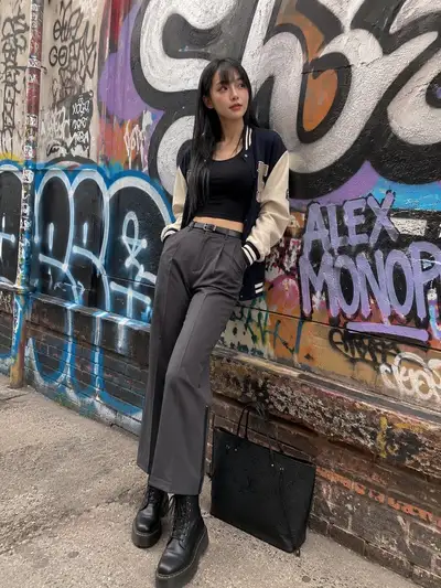 グラフィティウォールの前で撮るストリートスタイルポートレート