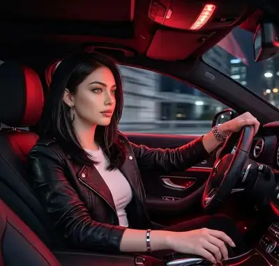 Retrato noturno dramático com luz vermelha dentro de um carro de luxo