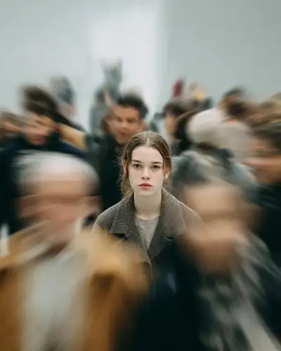 Portrait cinématographique avec flou de mouvement et isolement émotionnel