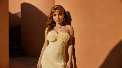 Vídeo de campanha de moda de uma mulher em uma escada em caracol de terracota