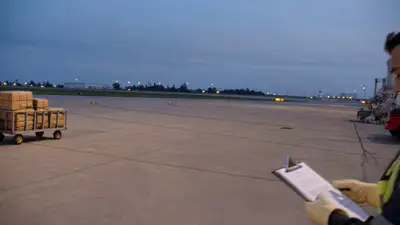 空港地上スタッフによる航空機ターンアラウンド作業（Kling AI 3.0 Turbo）