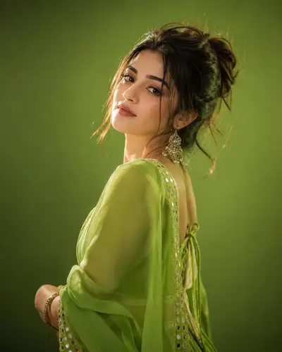 Retrato elegante de mujer del sur de Asia con atuendo verde lima vibrante