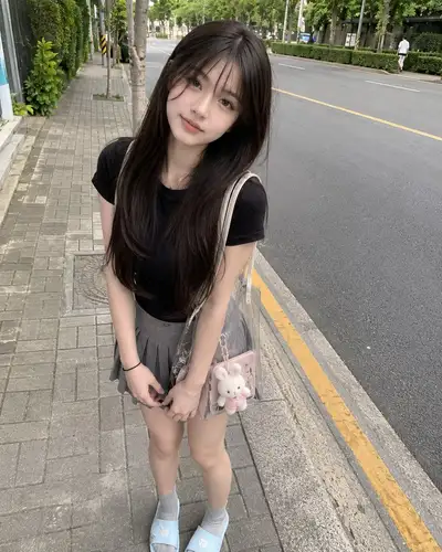 日本人女性のカジュアルなストリートスナップ、iPhoneスタイル