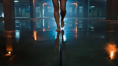 Scène de combat féminin 1v1 cinématographique dans un garage souterrain