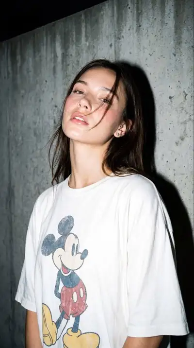 Rohes Editorial-Porträt mit Blitz und Vintage-Cartoon-T-Shirt