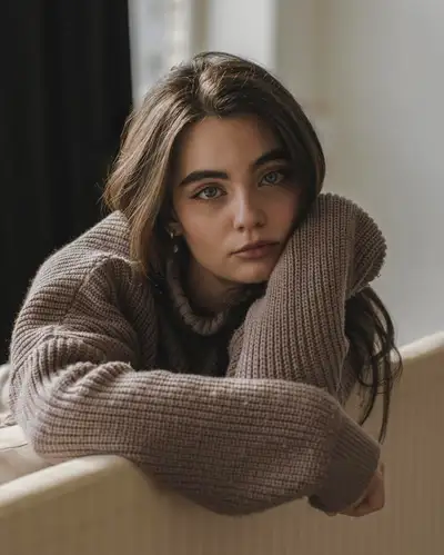 Cinematic Natural Portrait Prompt for Quiet Moments