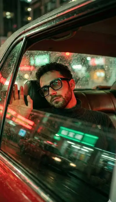 Regennasses Taxifenster-Porträt im Stil von Wong Kar-wai